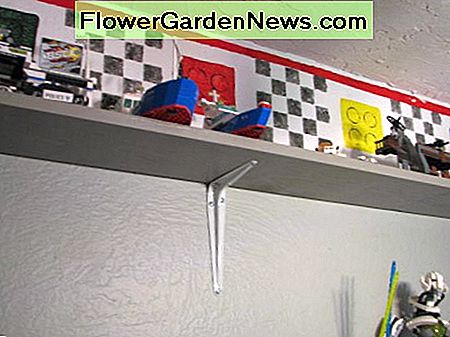 Lego-Grenze mit zusätzlichen Regalen zur Anzeige von Legosteinen. Lego border with added shelves for displaying Legos.