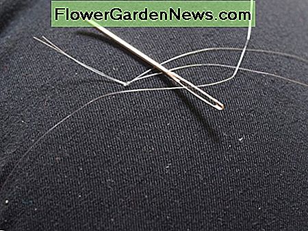 Nadel einfÀdeln. Threading the needle.