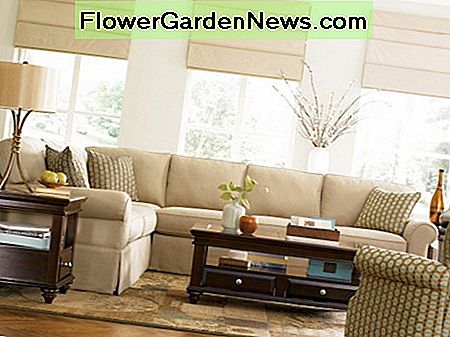 Schönes, neutrales Wohnzimmer. Die Blätter, Äpfel und Kissen fügen genau die richtige Menge Pop hinzu. Der Kontrast der Sofa-Farbe und der dunklen Tische funktioniert ebenfalls. Nice, neutral living room. The leaves, apples and pillows add just the right amount of pop. The contrast of the sofa color and dark tables works, too.