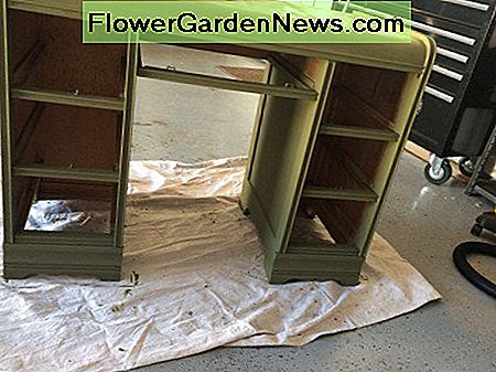 Nach dem ersten Mantel auf der Vorderseite des Schreibtisches After the first coat on front of the desk