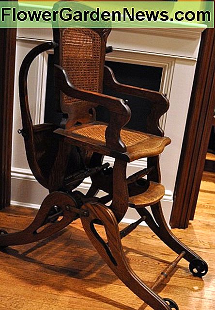 Šiame nesugadintame kėdėje yra visos originalios detalės, įskaitant originalius ratus, plunksnus ir viršutinį dėklas. This pristine chair features all-original parts, including the original wheels, caning, and overhead tray.