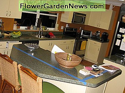 Nur die Schränke zu lackieren, macht einen dramatischen Unterschied im Aussehen dieser Küche! Just painting the cabinets makes a dramatic difference in the appearance of this kitchen!