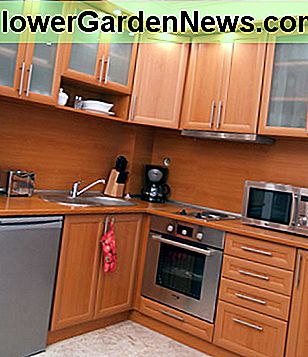 Ein gutes Beispiel für die Verwendung von Schranktüren aus Milchglas. Great example of the use of frosted glass cabinet doors.