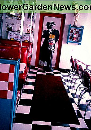 Klassischer karierter Fliesenboden. Classic checkered tile floor.