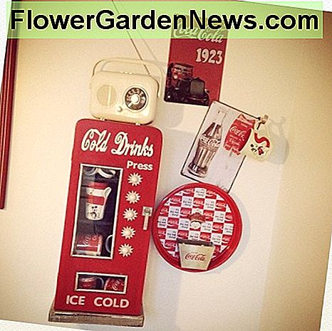 Coca-Cola-Artikel gehören zu den kultigsten Diner-Accessoires. Coca-Cola items are some of the most iconic diner accessories.