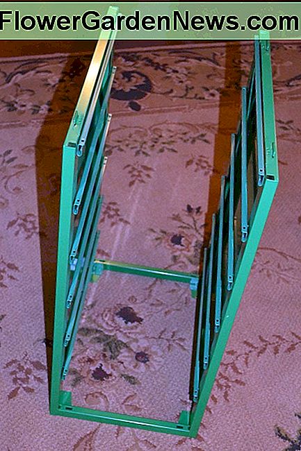 Foto K. Šiame surinkimo proceso etape jūsų Photo K. At this point in the assembly process, your Helmer cabinet should look like this.