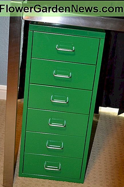 Įdėkite Place an Ikea Helmer storage unit under any standard-height table to turn the table into a desk.