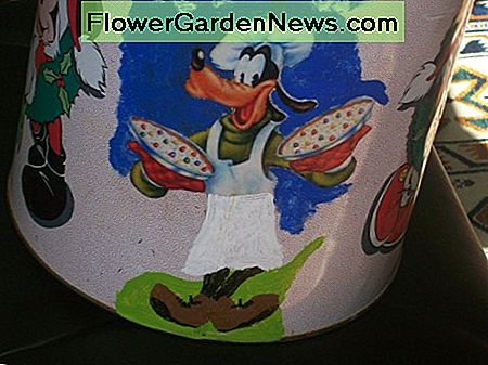 Ein Popcornbehälter, der mit meiner Lieblingsfigur Goofy bemalt und decoupaged wurde. A popcorn container painted and decoupaged with my favorite character, Goofy.