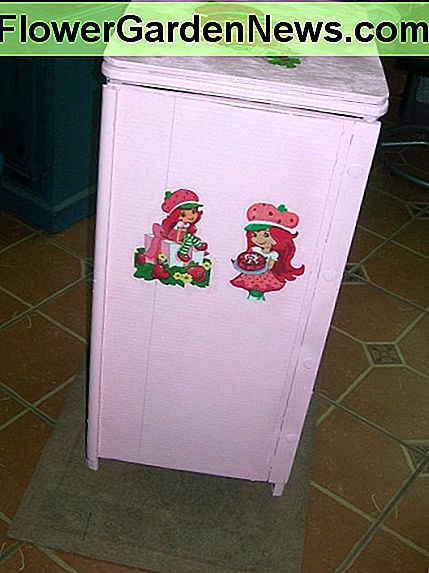Sie können so viele Kindersachen mit Decoupage personifizieren. You can personalize so many kids' things with decoupage.