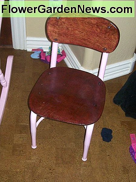 Ein Kindergartenstuhl gebeizt, lackiert und bemalt - natürlich rosa A kindergarten chair stained, varnished, and painted - pink, of course