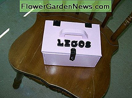 Eine einfache Holzkiste zur Aufbewahrung von Legos ist ein besonderes Geschenk A simple wooden box for holding legos makes a special gift