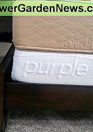 Storio palyginimas tarp mano senojo putplasčio čiužinio (viršaus) ir naujojo purpurinio čiužinio (apačioje). Thickness comparison between my old memory foam mattress (top) against the new Purple mattress (bottom).