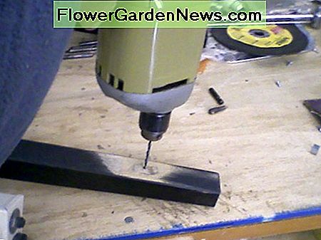 Bohren eines Pilotlochs von der Innenseite nach außen. Drilling a pilot hole from the inside surface out.