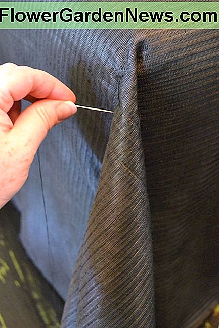 Hand die Ecken von oben nach unten wie festgenagelt, die Stifte entfernen, wie Sie gehen. Hand stitch the corners from top to bottom as pinned, removing the pins as you go.