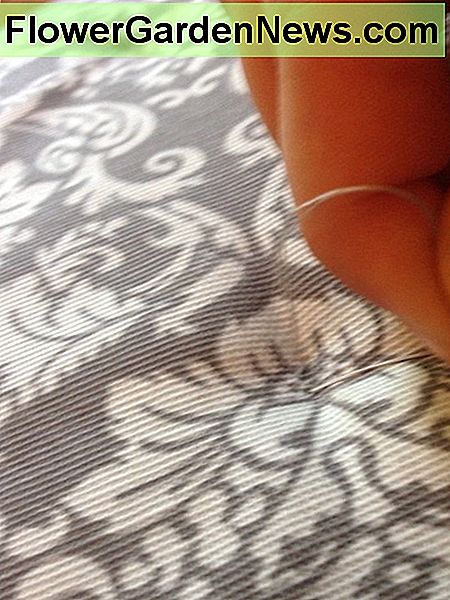 Sriegis yra švelniai, bet tvirtai pritvirtinama, kad būtų sukurta indaplovė ant pagalvėlės. Thread is gently but tightly pulled to create an indention in the cushion.
