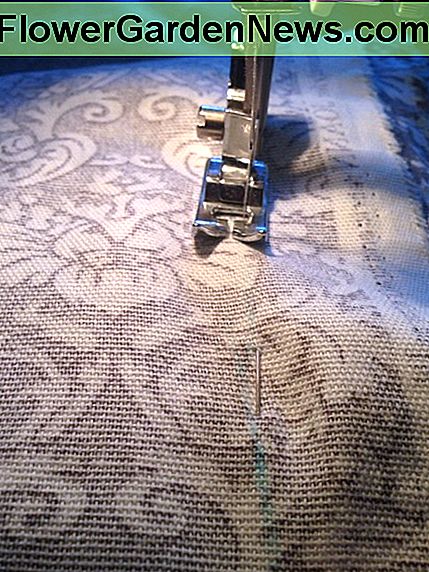 Siuvimas išilgai mėlynos siūlės linijos. Sewing along the blue sew line.