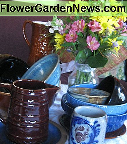Apkeptas šiks su mėlyna ir ruda patiekalais Shabby chic with blue and brown dishes