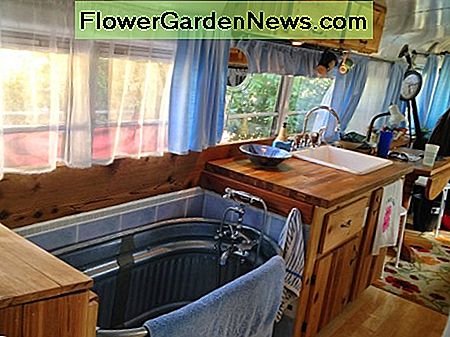 Ein preisgünstiger Wassertrog kann Haltbarkeit bieten und hilft, Platz in einem Badezimmer zu sparen. An inexpensive water trough can provide durability and help save space in a bathroom.
