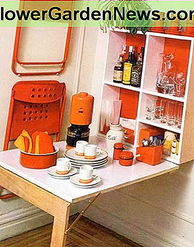 Ein klappbarer Küchentisch für zwei Personen kann helfen, Unordnung zu reduzieren und einen Raum zu öffnen - während die Regale verborgen sind, wenn sie nicht benutzt werden. A folding kitchen table for two can help reduce clutter and open up a space - while the shelving is hidden when not in use.