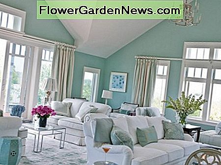 Graži ir rami namų dekoravimo idėja su akvamiduokinėmis sienomis ir baltais baldais. A beautiful and serene home décor idea with aqua blue walls and white furniture.