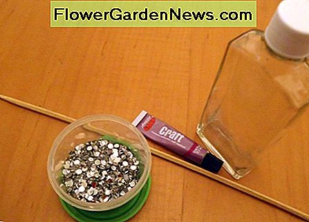Zubehör für mit Strass überzogene Flaschen. Supplies needed for rhinestone covered bottles.