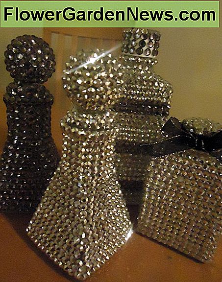 Mit Strass ĂĽberzogene Flaschen Rhinestone covered bottles