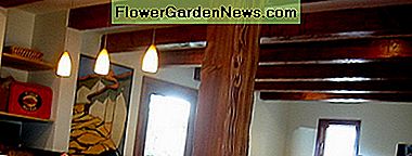 Holzdeckenbalken, ob echt oder im Faux, verleihen jedem Raum eine rustikale Atmosphäre. Wood ceiling beams, whether real or faux, give any room a rustic feel.