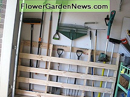 Deze grote pallet houdt schoppen, rekken en andere grote tuinuitrusting georganiseerd met een minimale footprint in de garage. This large pallet keeps shovels, racks, and other large yard equipment organized with a minimal footprint in the garage.