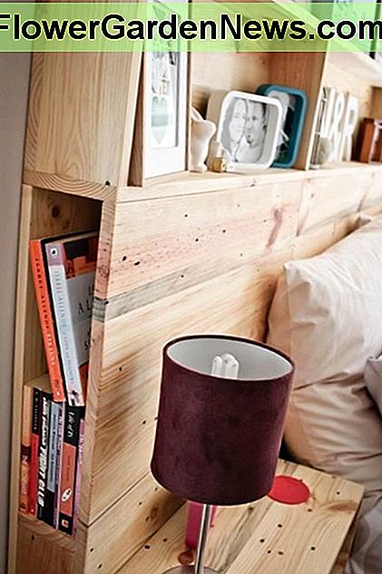 Ik ben dol op de mix van zichtbare en verborgen opslag in dit eenvoudige pallet hoofdeinde. I love the mix of visible and concealed storage in this plain pallet headboard.