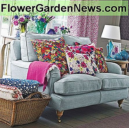 Gėlių tema susieja spalvotus kambario elementus kartu. The floral theme ties the colored items in the room together.