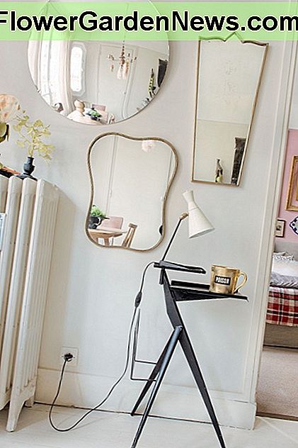 Veidrodžiai atspindi visą erdvę, todėl ji atrodo didesnė, tuo pačiu natūralesnė šviesa į kambarį. The mirrors reflect the whole space, making it appear larger, while bringing more natural light into the room.