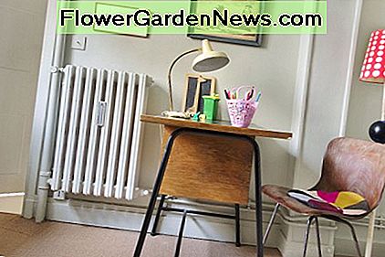 Šviestuvas, sėdynės pagalvėlė ir rašomieji staliniai reikmenys suteikia spalvą mažam biuro patalpų plotui, nepralenkiant vietos. The lamp, seat cushion, and desk items bring color to the small office area of the living room without overwhelming the space.