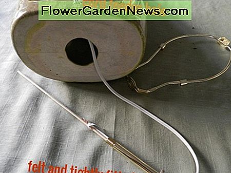 1. Steek de draadeinden door het gat aan de onderkant van het aardewerk. 2. Rijg de spil in met het vilt bovenop de moer. 1. Put wire ends through the feeder hole at the base of the pottery. 2. Thread the spindle with the felt on top of the nut.