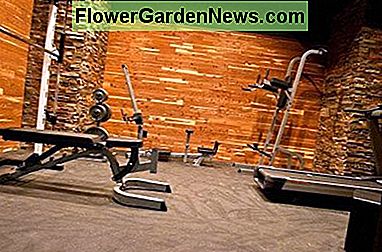 Rustikt hem gym med trÀ och stenmurar Rustic home gym with wood and stone walls