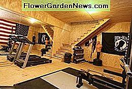 Rustikt hem gym med plywood tak och vÀggar och svart golv Rustic Home Gym with plywood ceiling and walls and black flooring