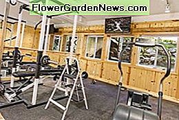 Rustikt hem gym med plywood vÀggar och mörkgrÄ golv Rustic Home Gym with with plywood walls and dark grey flooring
