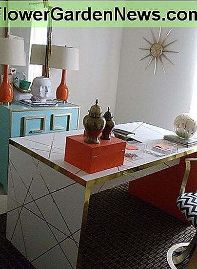 Brilliant Bri de timmythewienerdog.com tiene un ataque de pirateo a la semana. Esta imagen muestra dos: la cómoda turquesa RAST y una mesa MALM. Brilliiant Bri from timmythewienerdog.com has a hack attack a week. This picture shows two: the turquoise RAST dresser and a MALM desk.