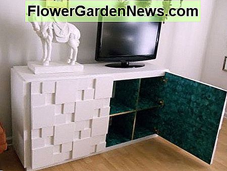Este truco es absolutamente increíble. Bri se inspiró en un artículo en 1stdibs e hizo realidad su sueño de malaquita con los estantes EXPEDITE. This hack is absolutely amazing. Bri was inspired by an item on 1stdibs and made her malachite dream come true with EXPEDITE shelves.