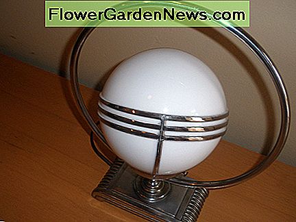 Sferinis Art Deco staliukas. Spherical Art Deco table lamp.