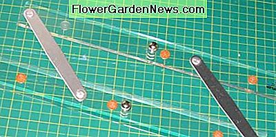 Lygiagrečios valdovai yra naudingos lygiagrečioms lygiagrečioms linijoms, skirtoms interjero dizaino mechaniniams brėžiams. Parallel rulers are handy for drawing exact parallel lines for interior design mechanical renderings.