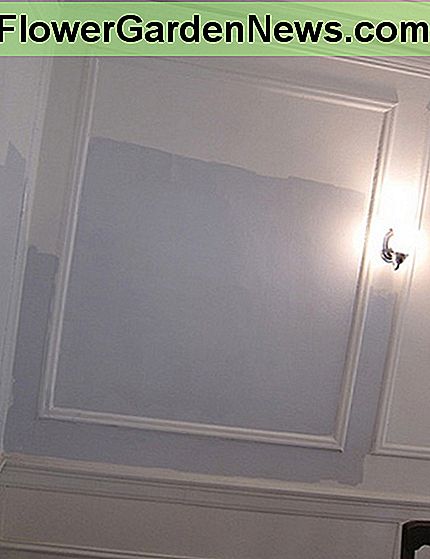 Architektonische Akzente können einen Raum bilden. Diese Wand verfügt über einen Vertäfelungseffekt und eine wunderschöne blau-weiße Farbkombination. Diese Wand hat alles! Architectural accents can make a room. This wall features a wainscoting effect and a beautiful blue and white paint combination. This wall has it all!