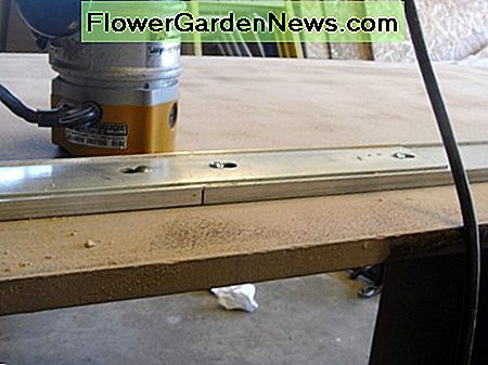 Die geroutete Kante, jetzt flach und quadratisch nach oben. The routed edge, now flat and square to the top.