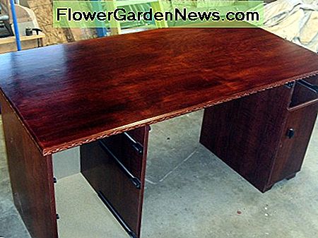 Die fertige Schreibtischoberfläche The finished desk surface