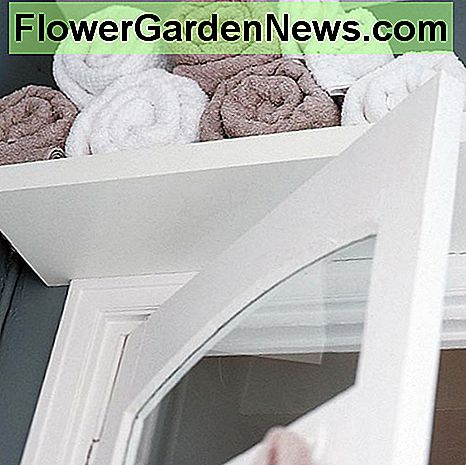 Regalplatz ist immer Schlüssel in kleinen Räumen. Wann immer es möglich ist, sind freihängende Regale am besten geeignet, um die Dinge vom Boden fernzuhalten. Shelf space is always key in small spaces. Whenever possible free hanging shelves are best to keep things off the floor.