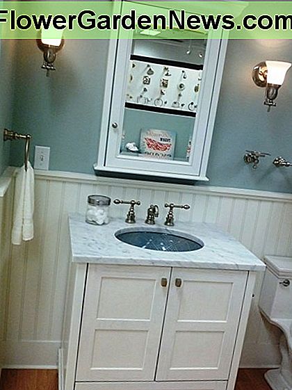 Weiße Täfelung ist eine andere Design-Technik, die zurückkommt. Freistehende Spülen sind eine Option, die preiswert ist, aber auch mehr Platz beansprucht als eine freischwimmende Spüle. White wainscoting is another design technique that is coming back. Freestanding sinks are an option that is inexpensive but also takes up more space than a free floating sink.