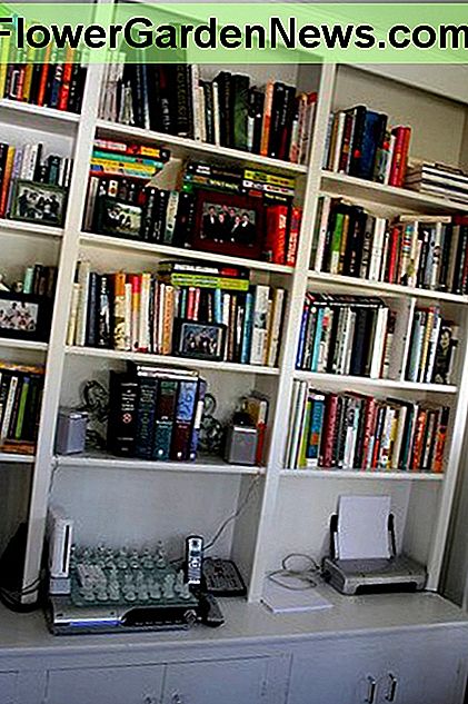 In einem dunklen Finish würden diese Bücherregale einem kleinen Raum ein Gefühl von Geschlossenheit vermitteln. In a dark finish, these bookcases would make a small room feel closed in.