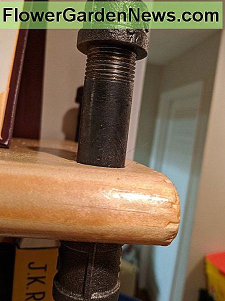 Štai kaip atrodys paskutinis žingsnis: 3 colių vamzdis paslydo ir prisukamas prie movos, tada uždengiamas ant kito galo. Here's what the last step will look like: 3 inch pipe slid through and screwed in to coupling, then capped on the other end.