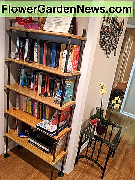 ... Ir čia yra visa baigta knygų lentyna! ...And here's the full finished bookshelf!