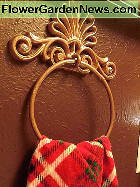 Vintage Metallhandtuchhalter mit gold gehämmerter Lackierung lackiert. Vintage metal hand towel holder painted with gold hammered finish spray paint.