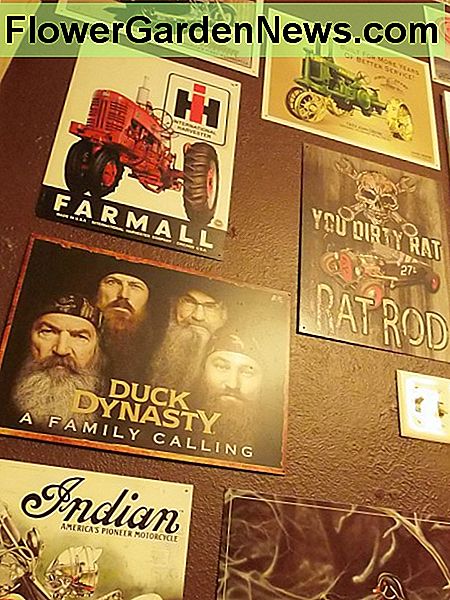 Die Wände sind mit Blechschildern bedeckt, die einige meiner Lieblingssachen widerspiegeln. The walls are covered with tin signs that reflect some of my favorite things.